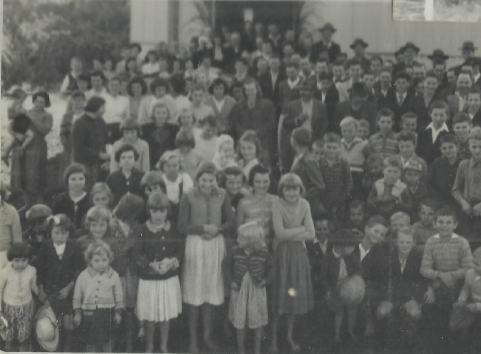 Reunião da comunidade em frente à igreja, 1954