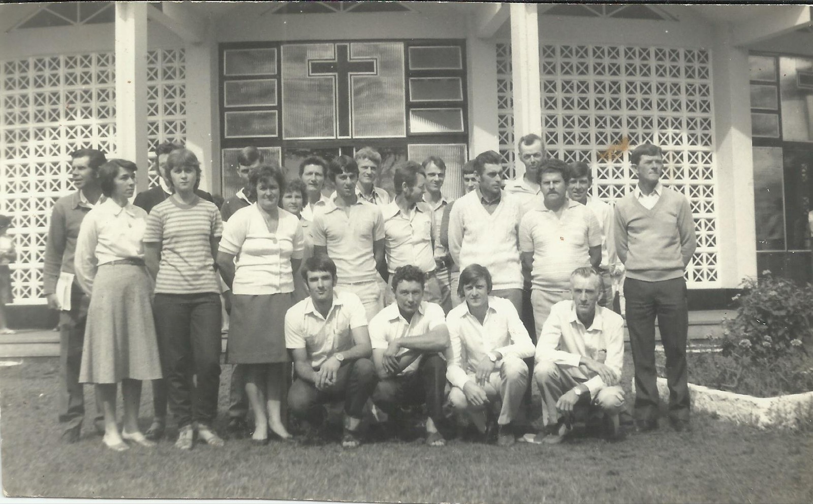 Coral da comunidade São Bonifácio diante da igreja, anos 1980
