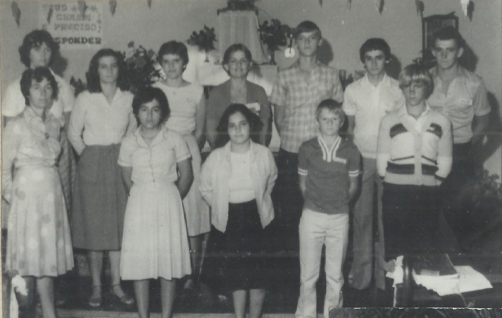 Turma de crismandos junto ao altar da capela, 1982