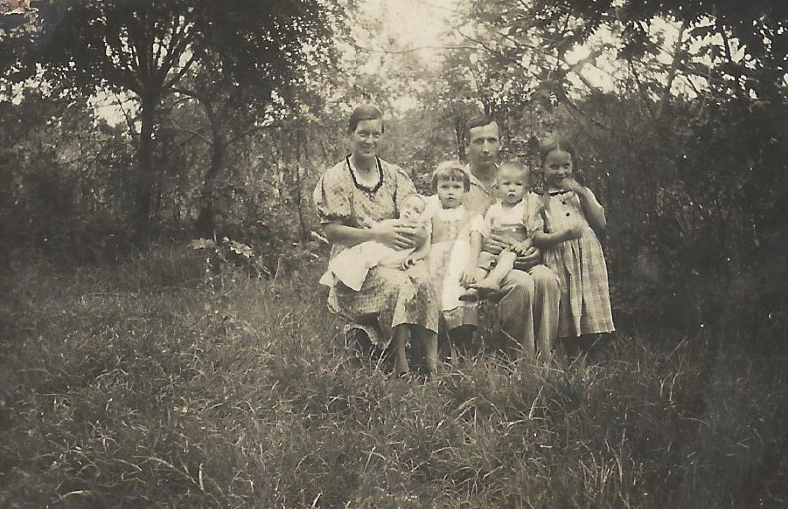 Família Hauser reunida na grama