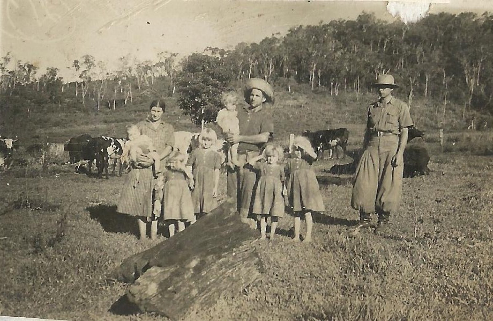 Família de Karl Deiss no campo com o gado