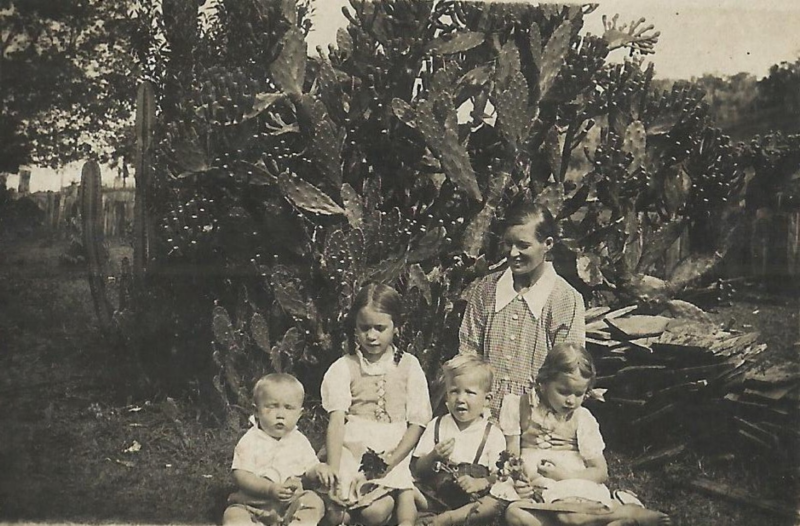 Frau Hauser com quatro crianças no quintal