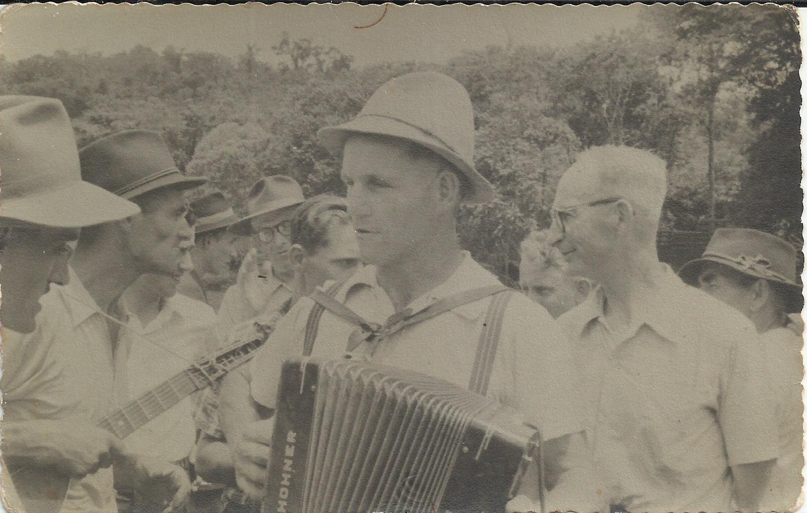 Homem tocando acordeão Hohner na inauguração da ponte, 1958