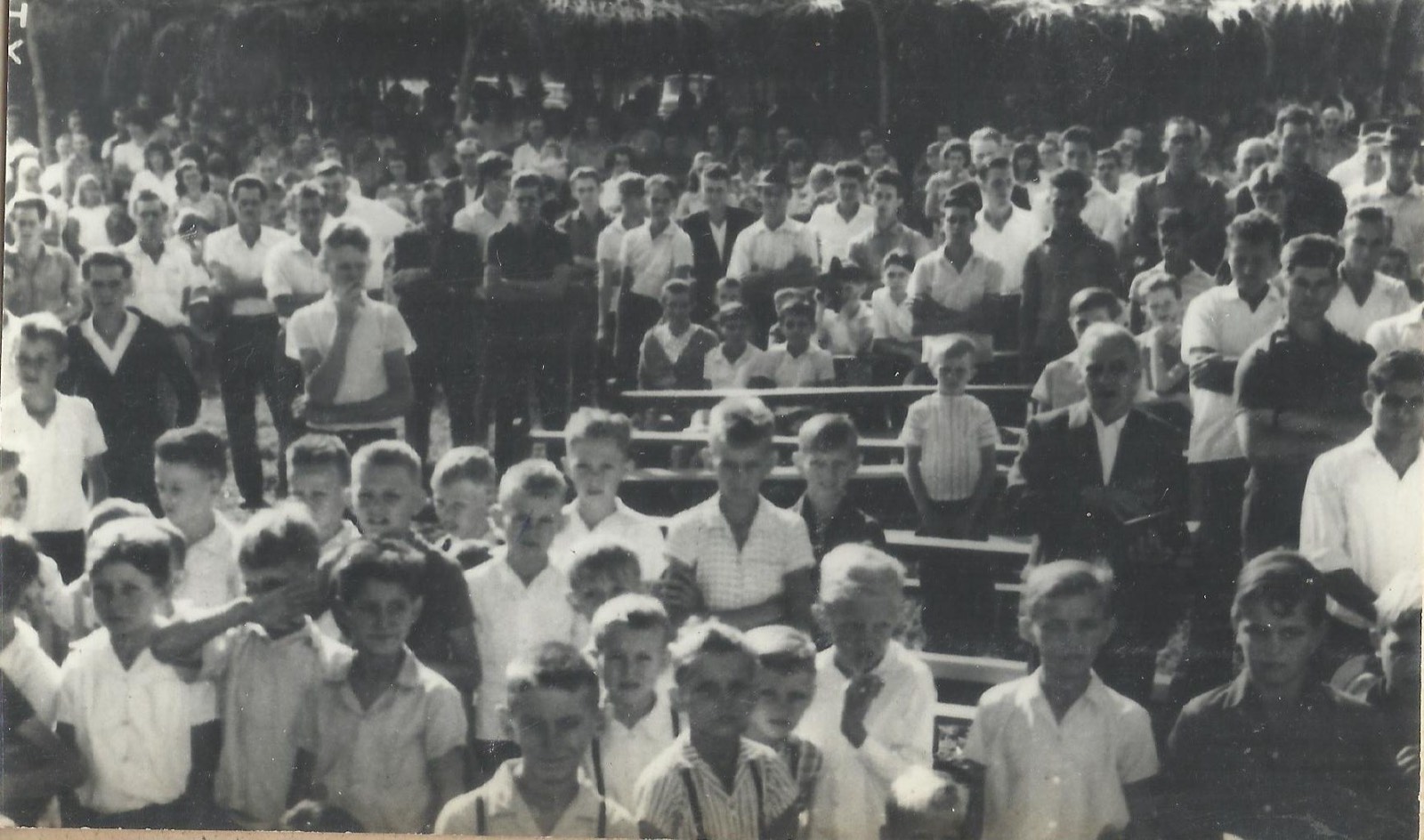 Multidão na missa campal da ordenação de Martinho Lenz, 1971