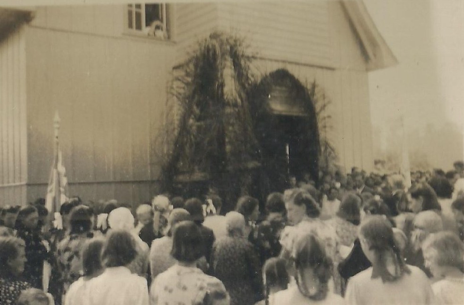 Multidão em frente à capela para a bênção do sino, 1955
