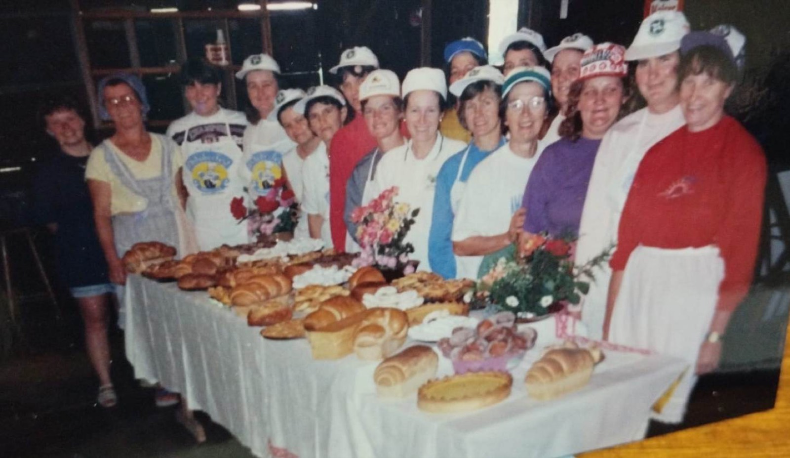 Mulheres do Clube de Mães com mesa de pães e tortas, 1997
