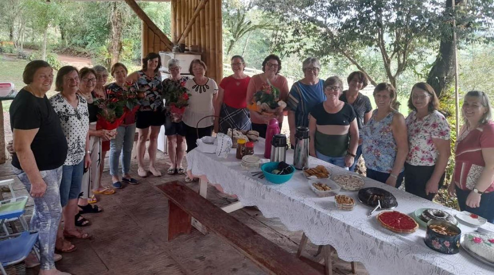 Mulheres do Clube de Mães reunidas ao redor de uma mesa