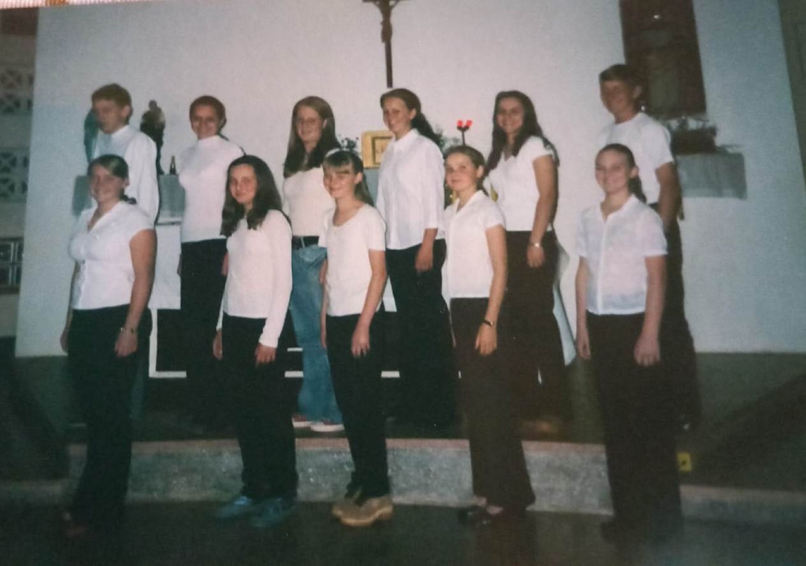 Coral juvenil da comunidade posando na igreja, 2007
