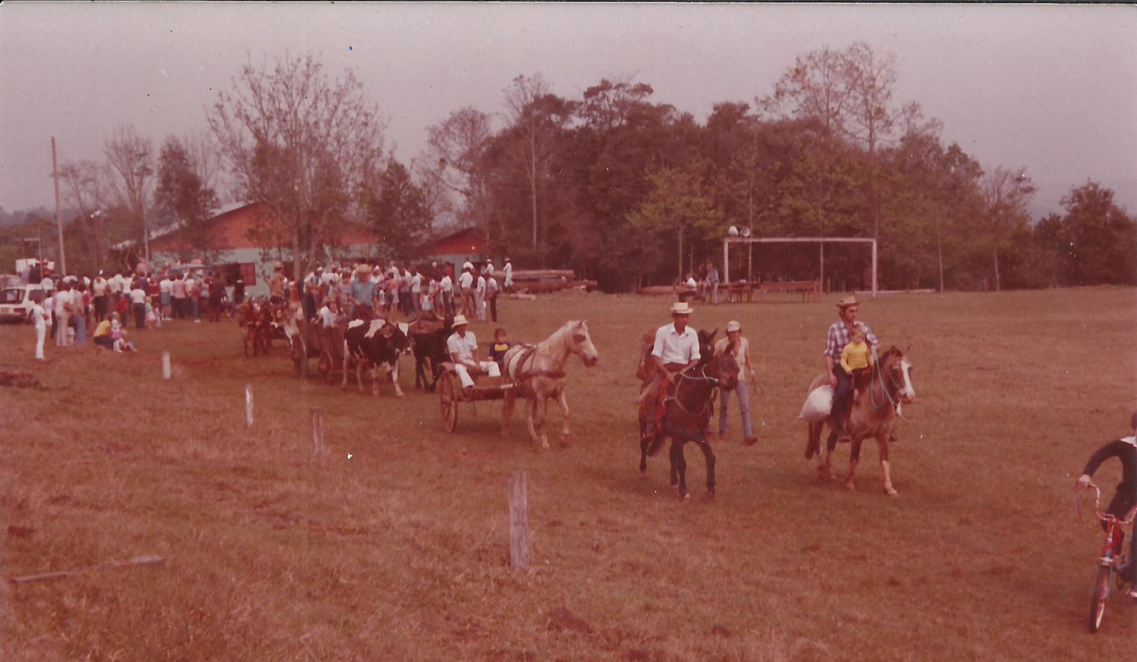 Desfile com carroças de bois e cavaleiros na festa dos 50 anos da comunidade, 1984