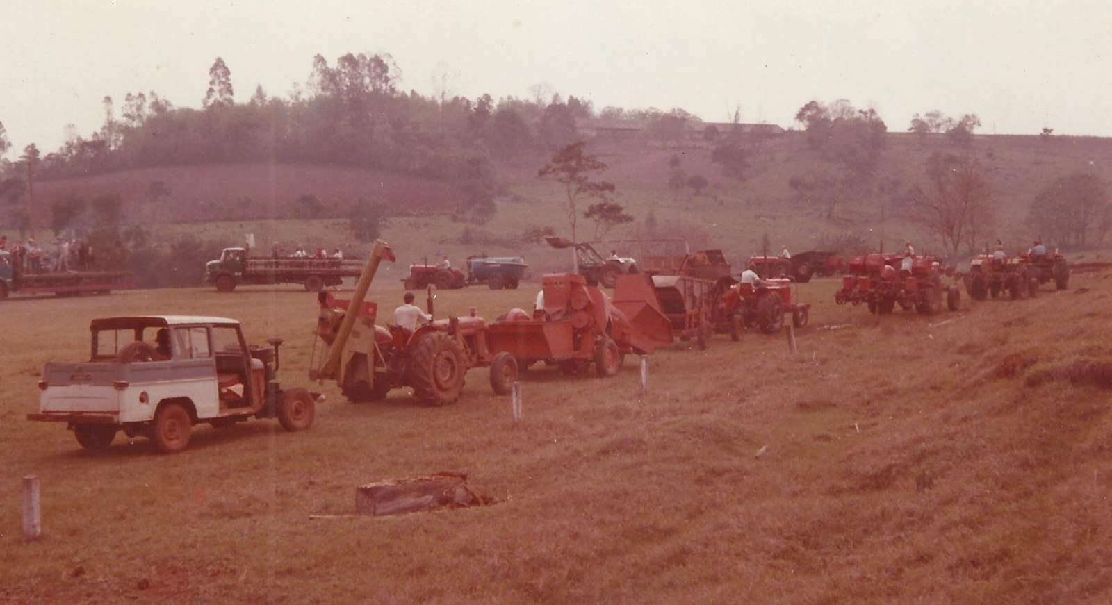 Fileira de tratores e máquinas agrícolas em desfile, 1984