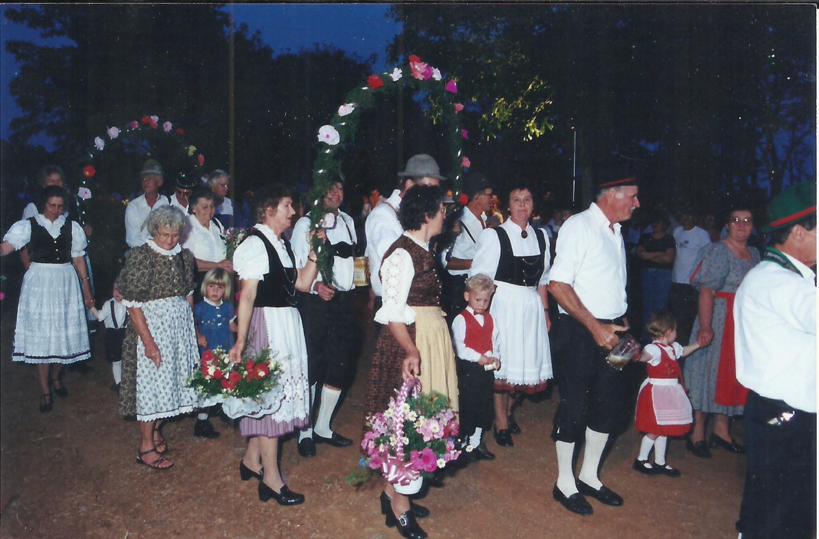 Comunidade em trajes típicos alemães com arcos de flores no desfile da Oktoberfest, 2001