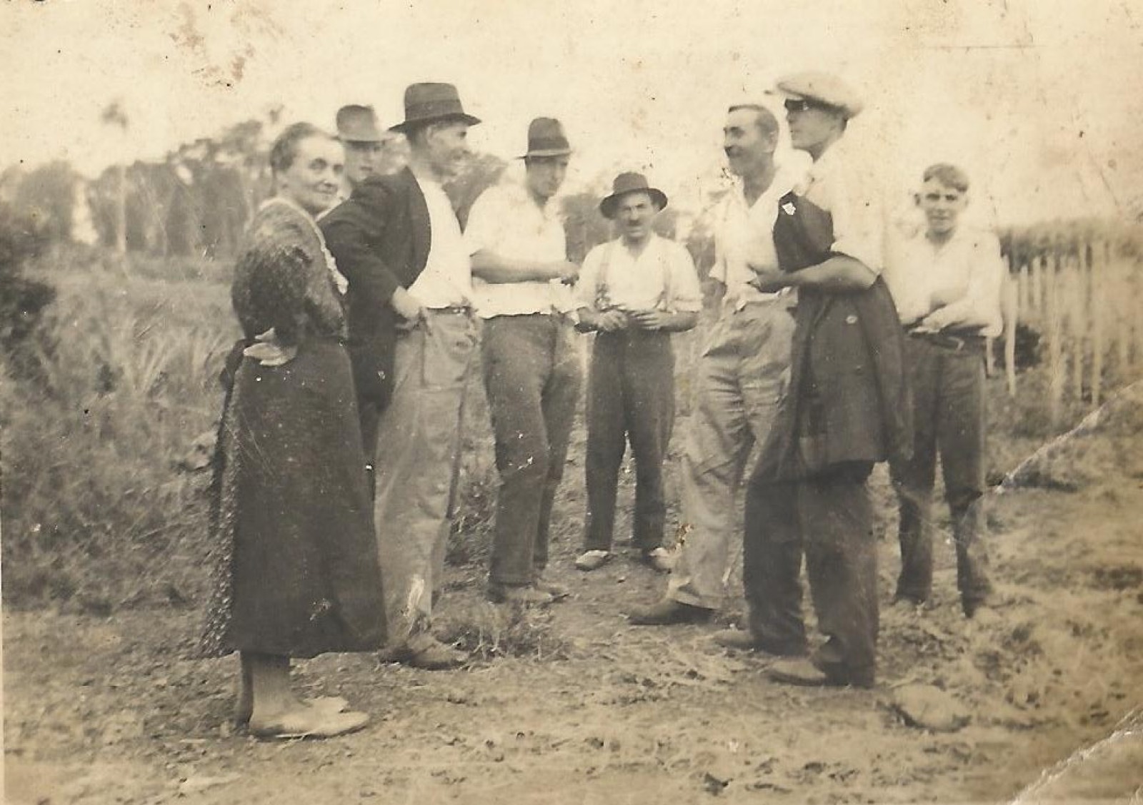Grupo de homens de chapéu conversando num caminho de terra, 1939
