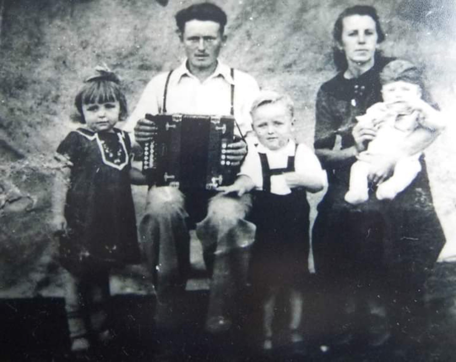 Retrato antigo da família Egewarth com acordeon