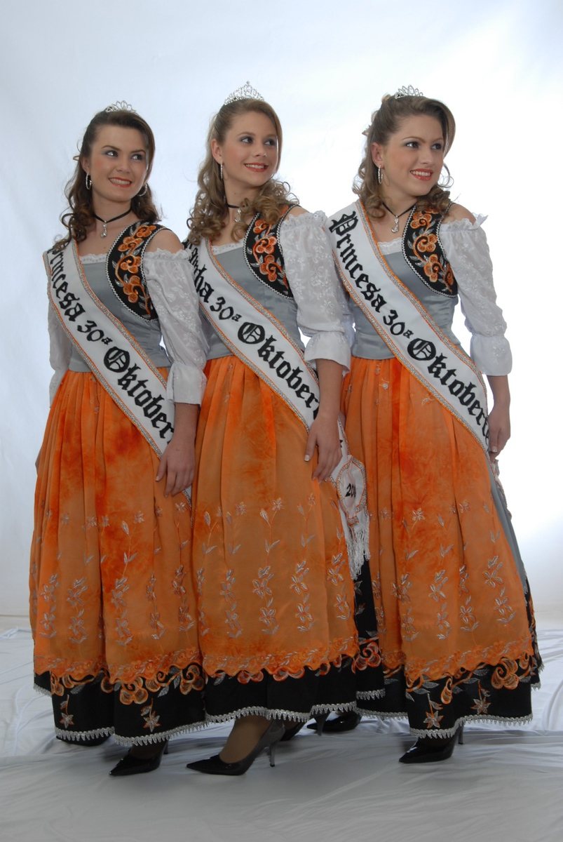 Rainha e princesas da 30ª Oktoberfest com vestidos típicos laranja