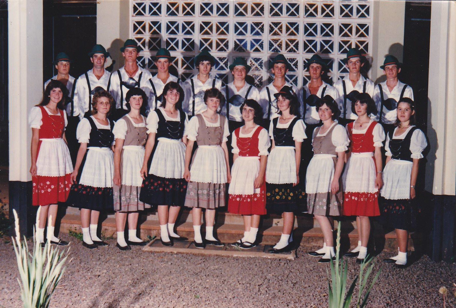 Grupo de dança em trajes típicos diante do salão