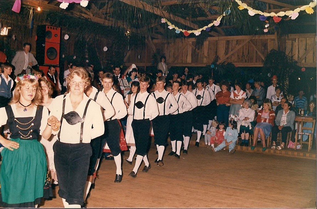 Grupo de dança em trajes típicos entrando no salão em fila