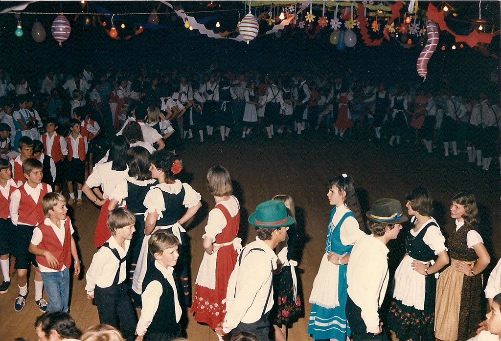 Dança folclórica em roda ao ar livre à noite