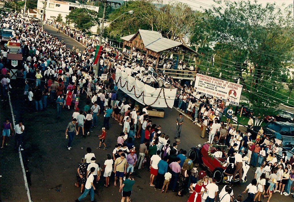 Vista aérea do desfile lotando a rua da cidade