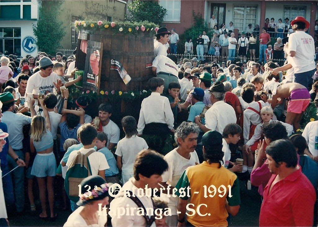 Público na rua durante a 13ª Oktoberfest, 1991