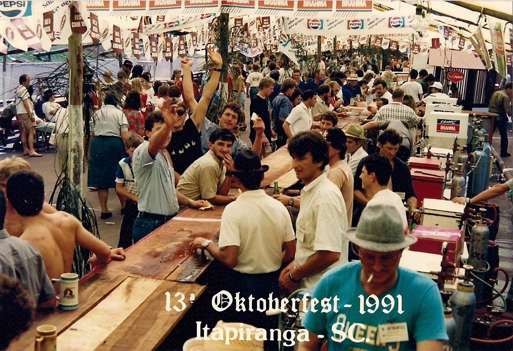 Público em mesas no pavilhão da 13ª Oktoberfest, 1991