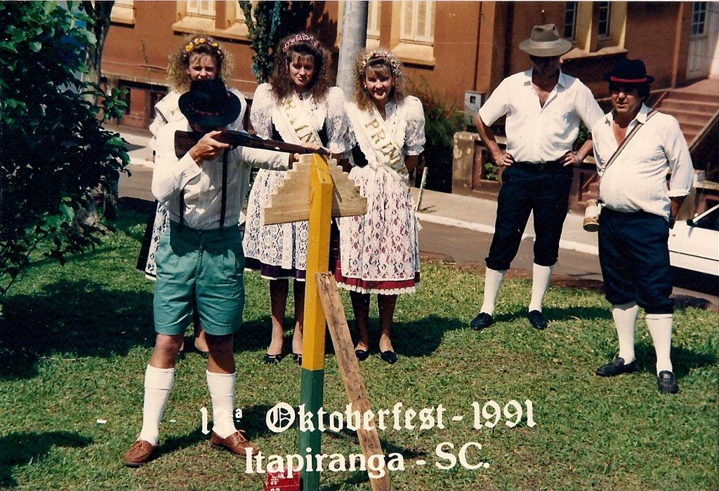 Grupo em trajes típicos posando com as soberanas, 13ª Oktoberfest, 1991
