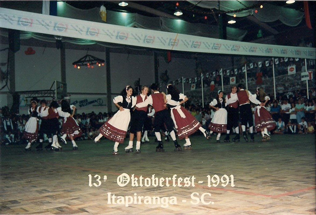 Dança folclórica no pavilhão da 13ª Oktoberfest, 1991