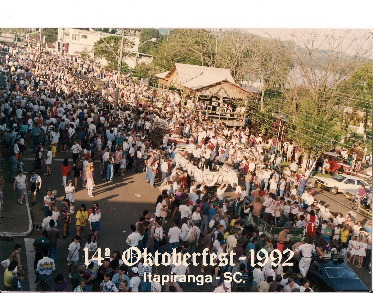 Multidão na rua durante a 14ª Oktoberfest, 1992
