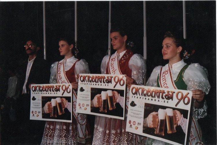 Soberanas segurando cartazes da Oktoberfest 96