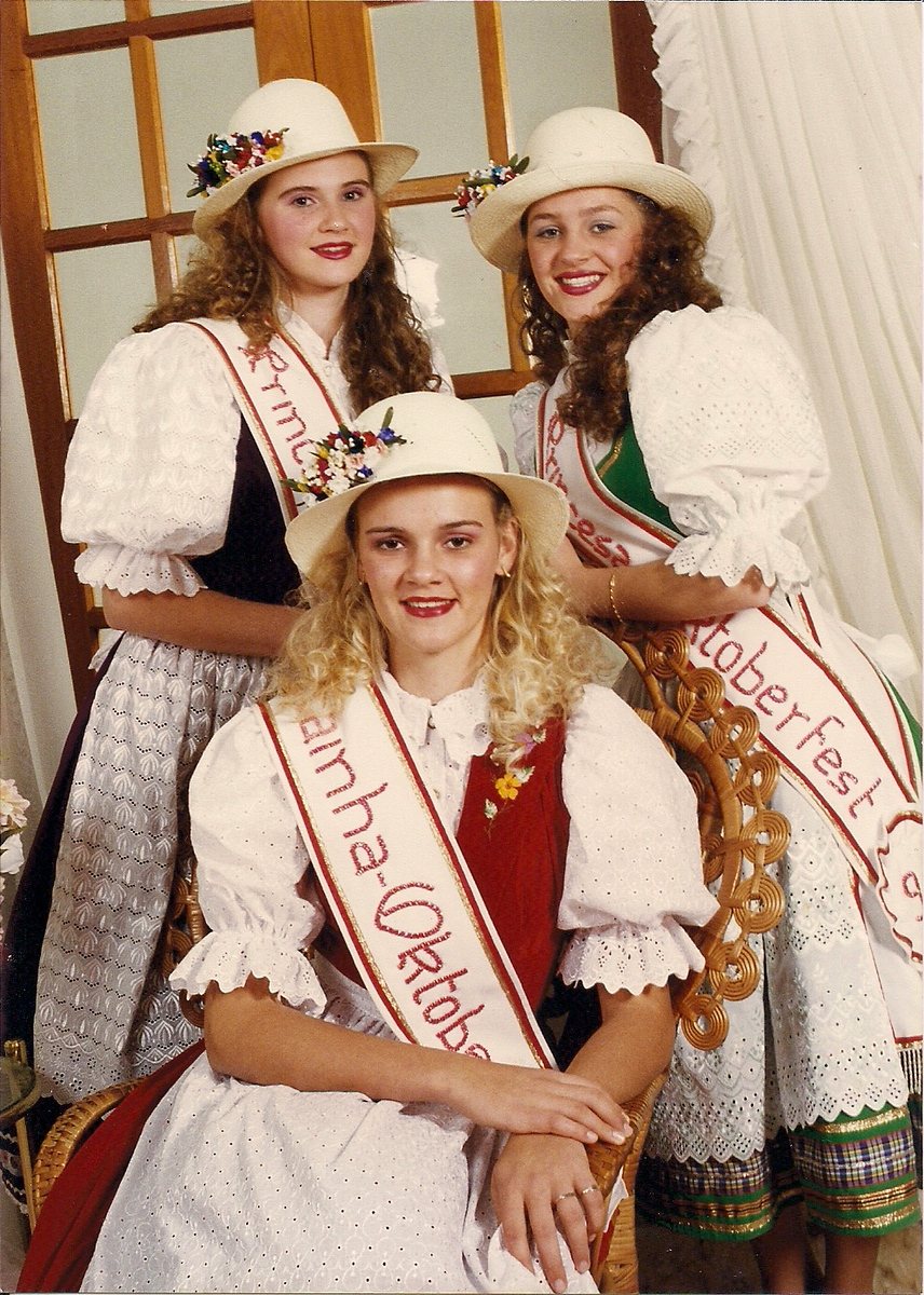 Rainha e princesas com chapéus de palha e faixas