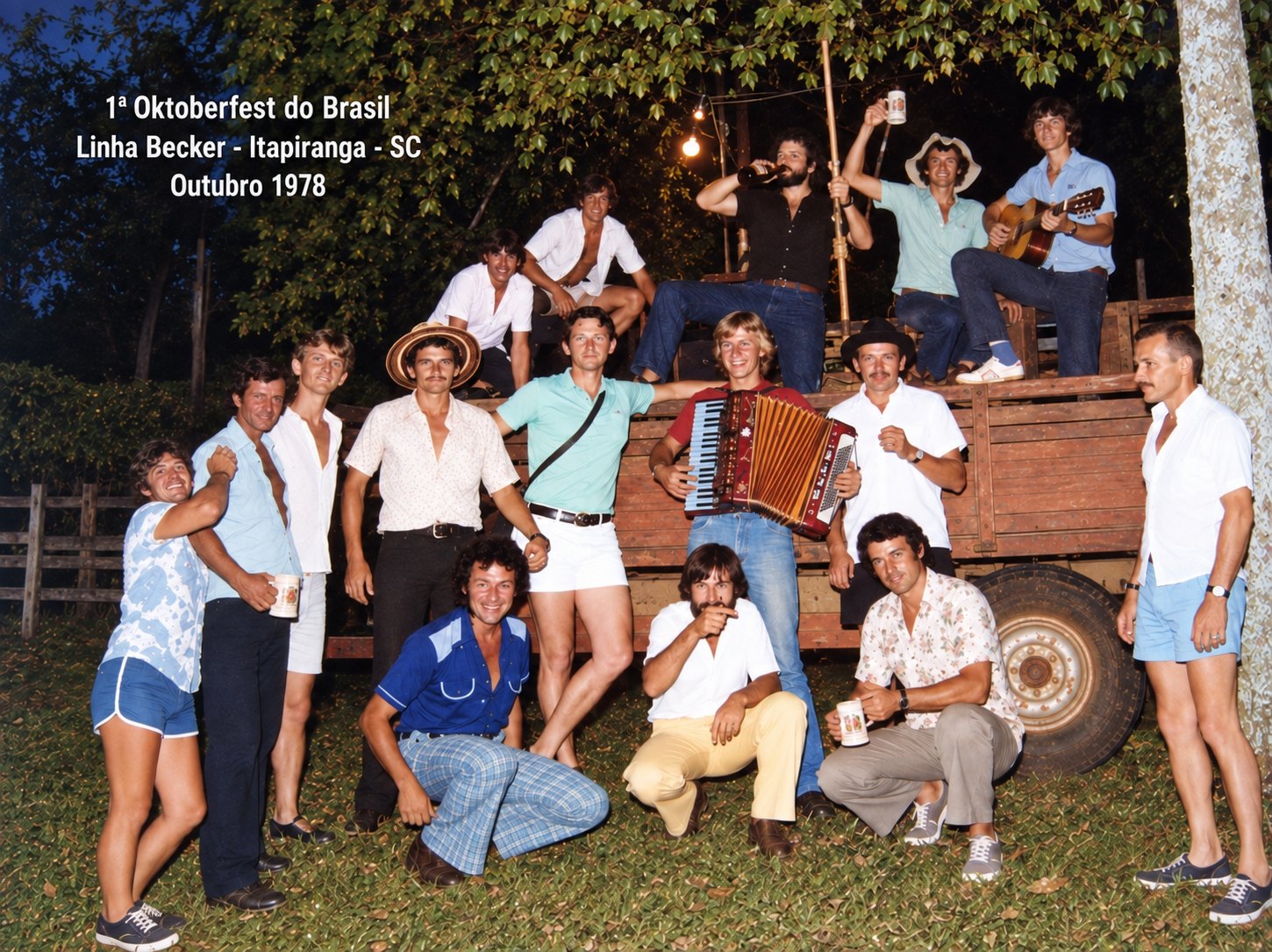 Os organizadores da primeira Oktoberfest do Brasil diante do trator enfeitado, com gaita e violão, Linha Becker, outubro de 1978