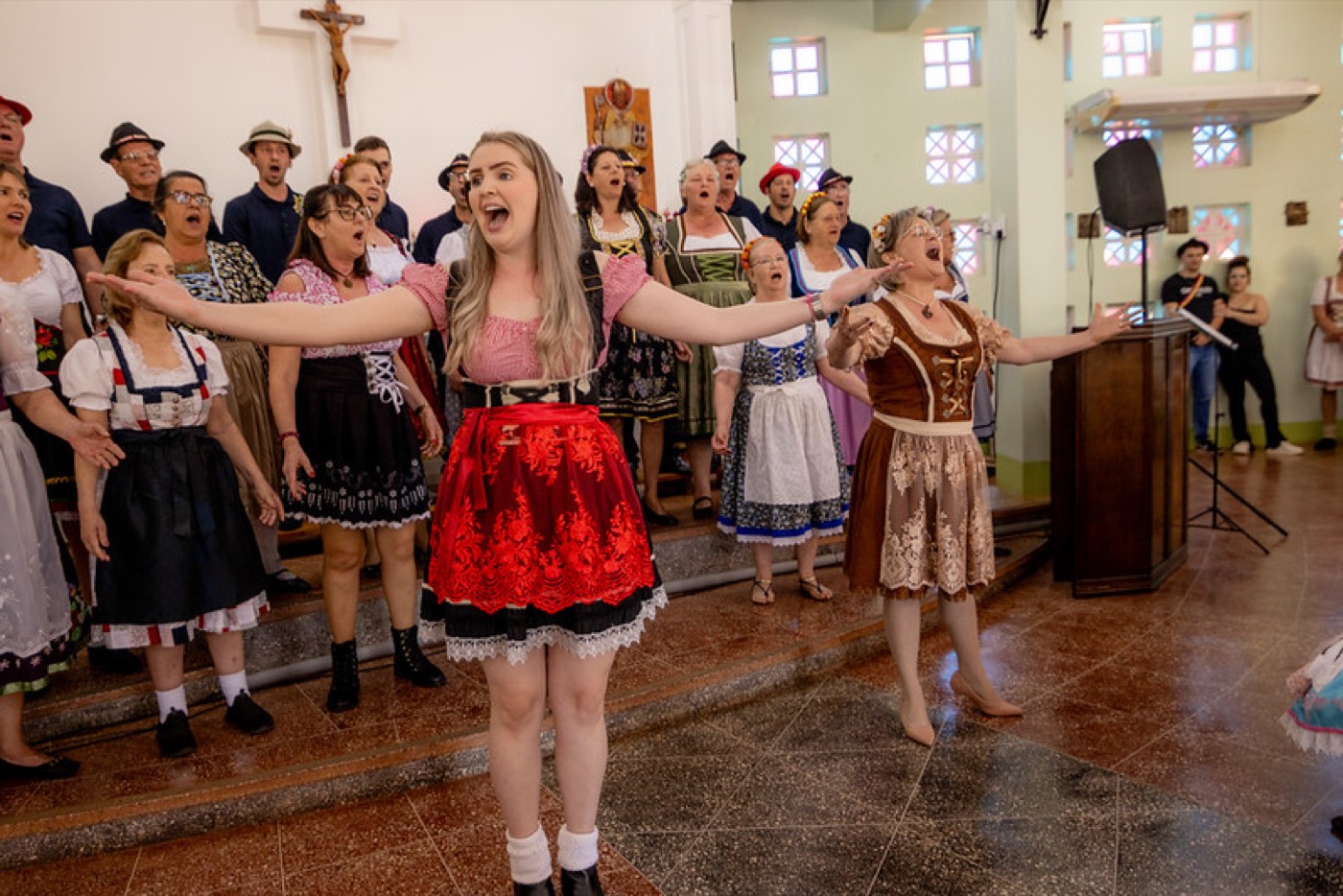 Apresentação emocionada do coral na igreja