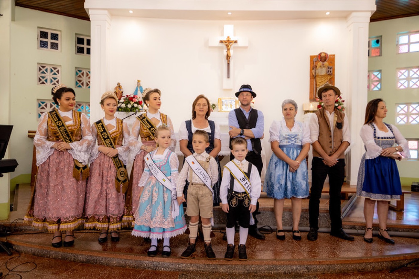 As soberanas e a corte da Oktoberfest, com rainha, princesas e mini-soberanos