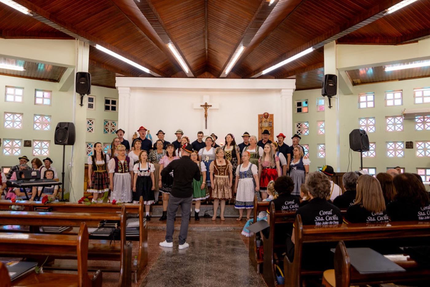 Coral e comunidade em trajes típicos na igreja de Linha Becker, 2024