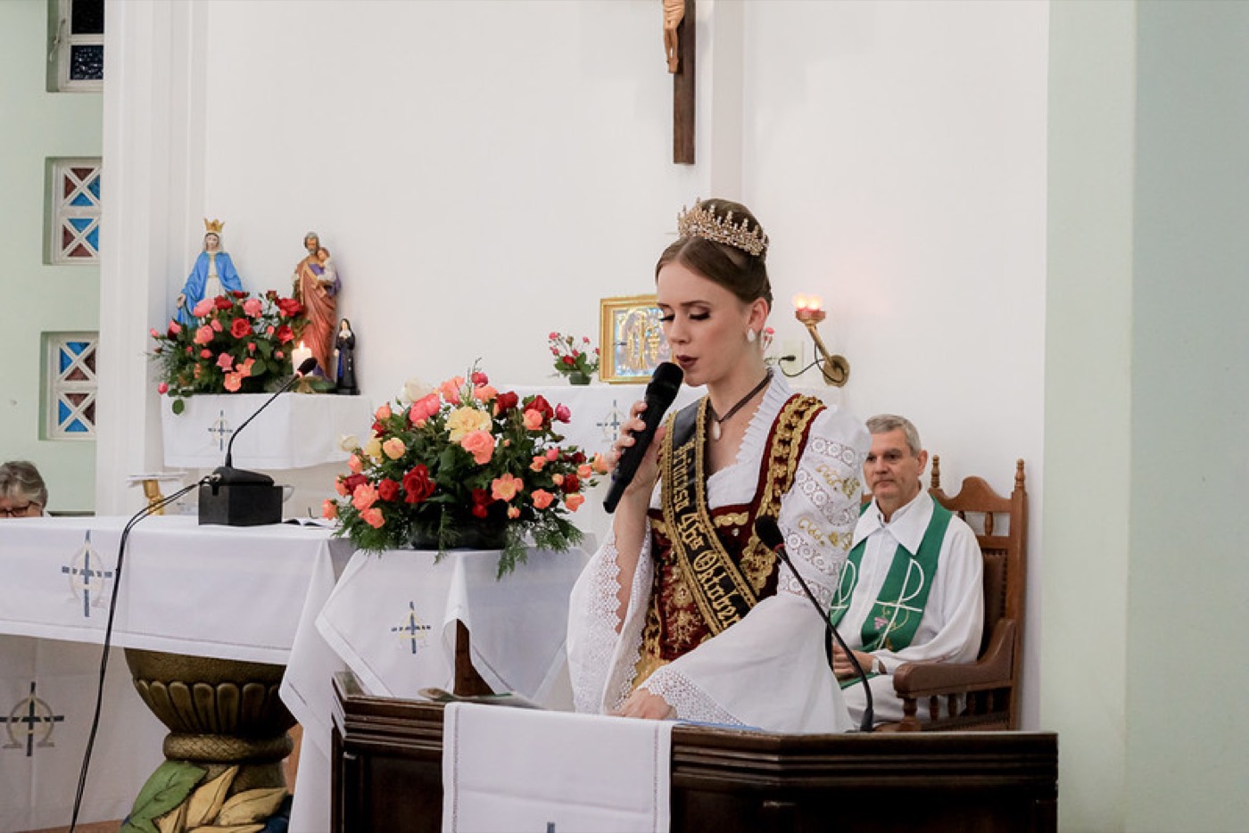 A soberana da festa em um momento de tradição e fé