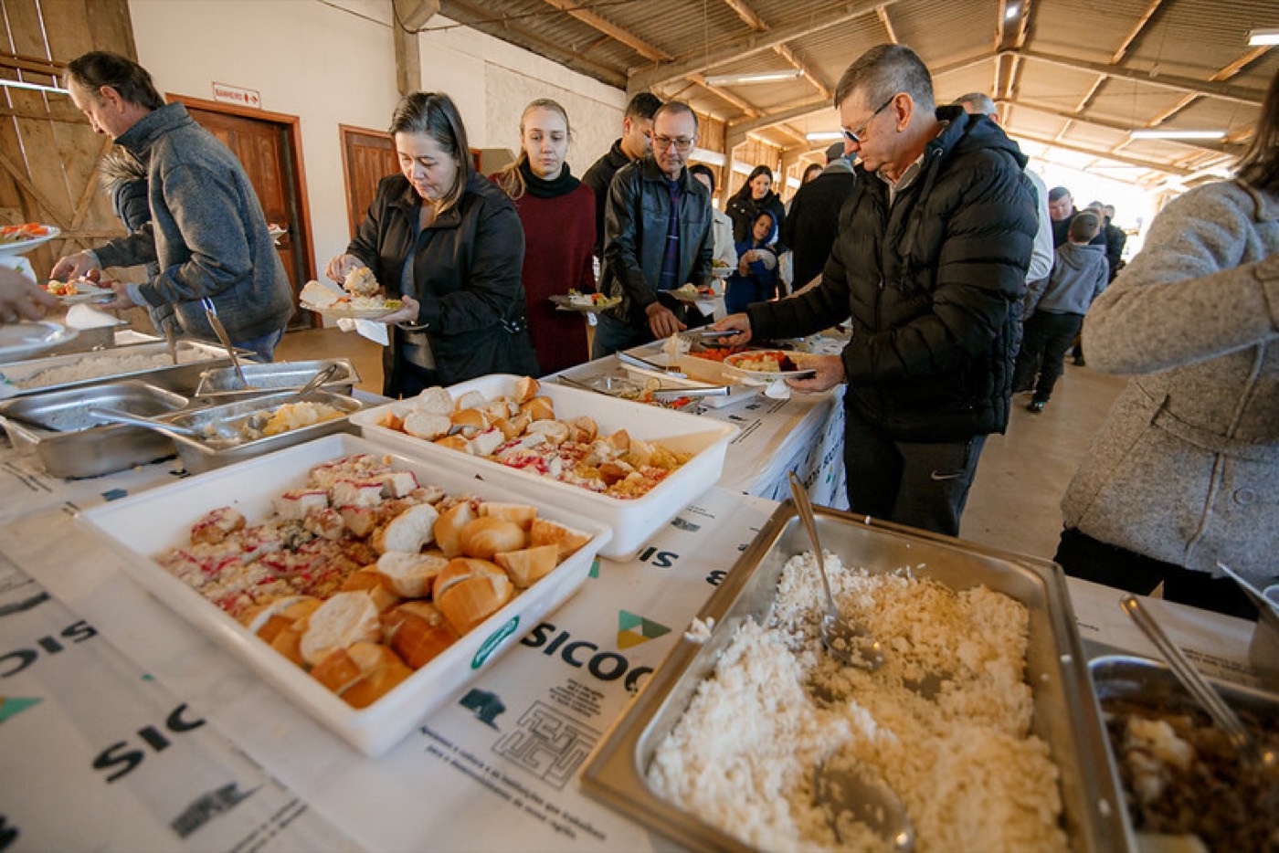 Buffet com pães, saladas e pratos típicos