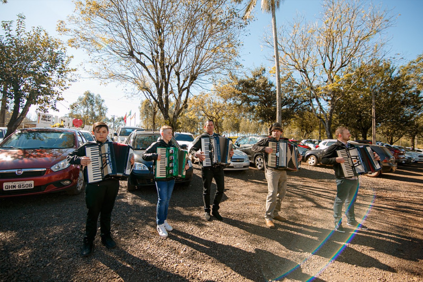 Cinco gaiteiros tocando acordeão ao ar livre