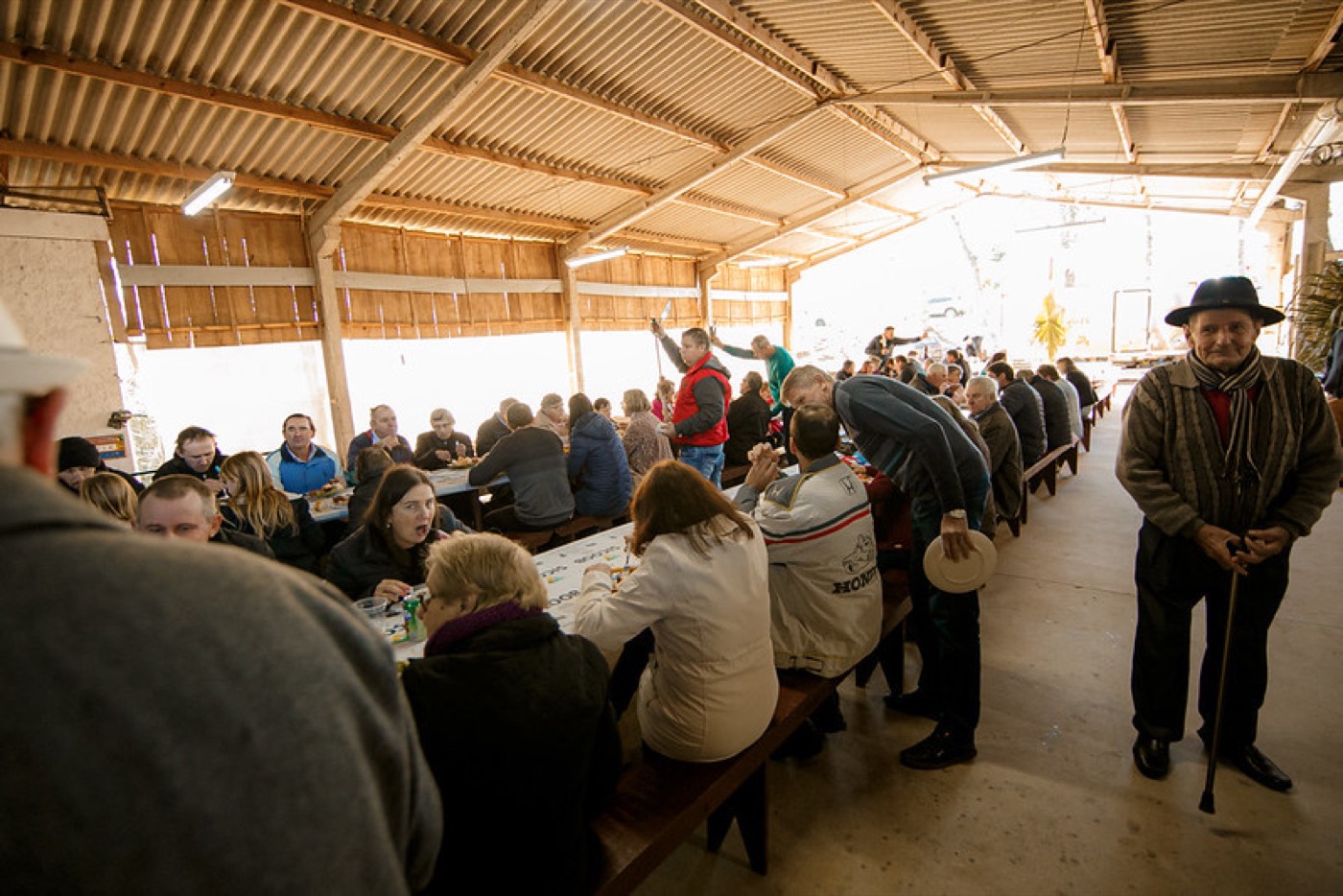 A comunidade reunida nas mesas do pavilhão